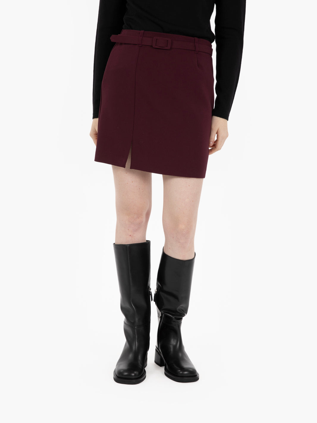 Short skirt with burgundy belt