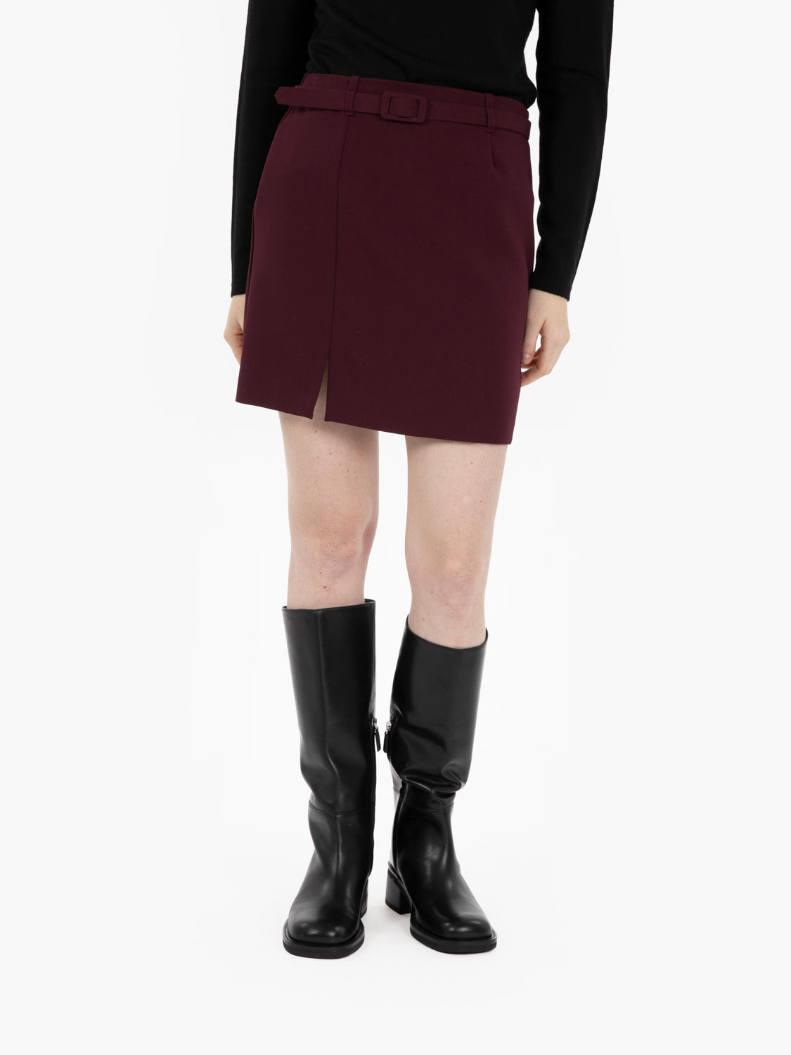 Short skirt with burgundy belt