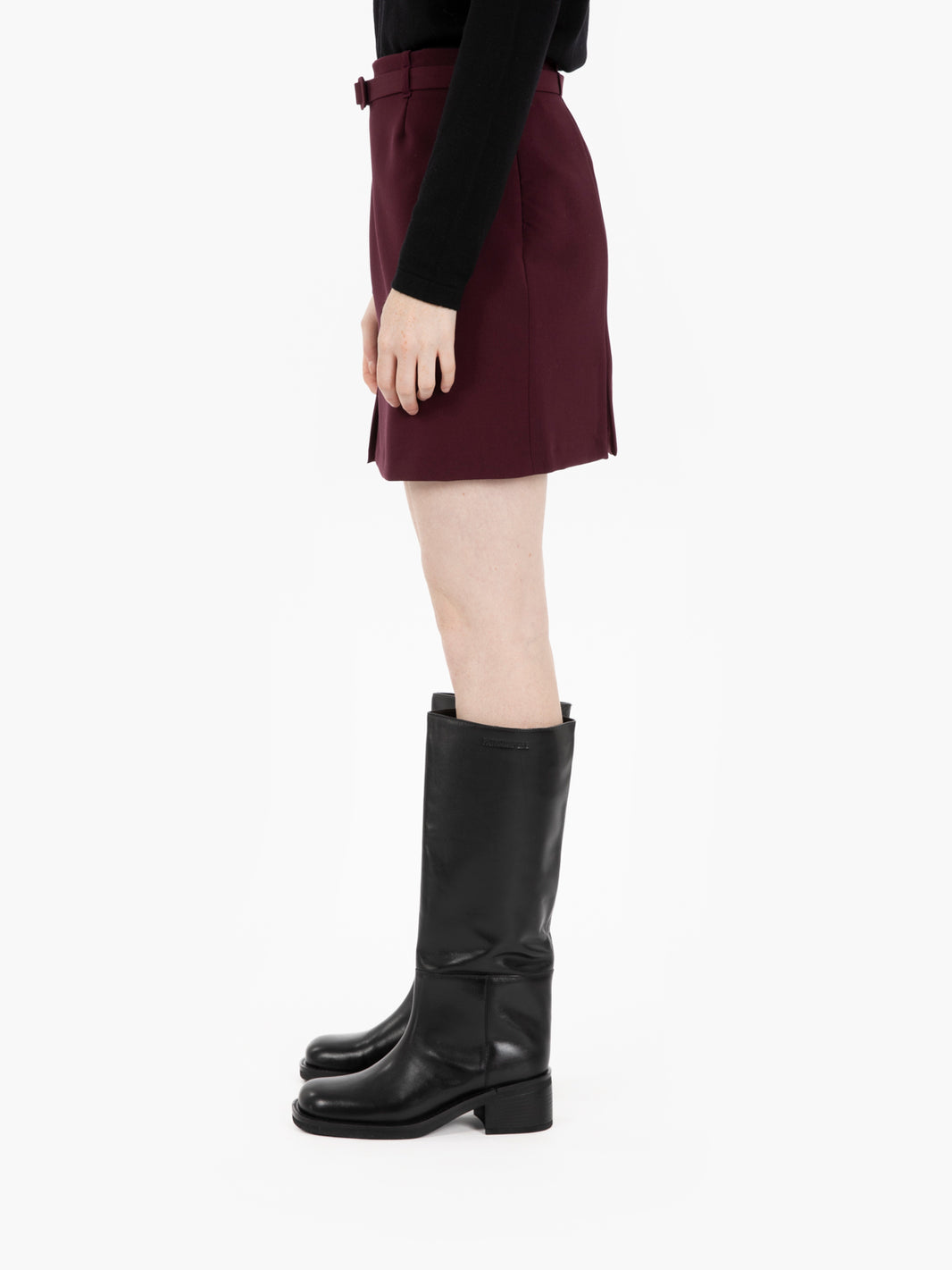 Short skirt with burgundy belt