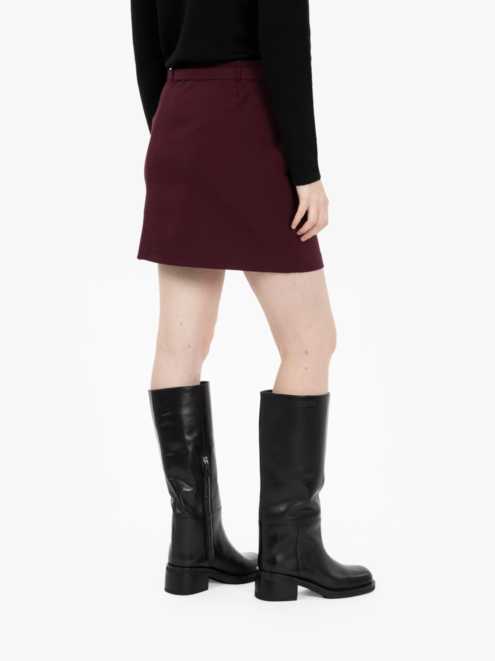 Short skirt with burgundy belt