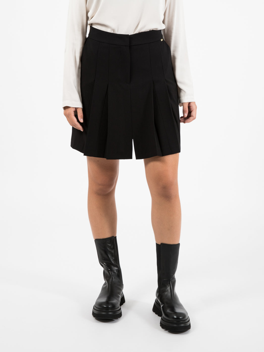 Black pleated short skirt