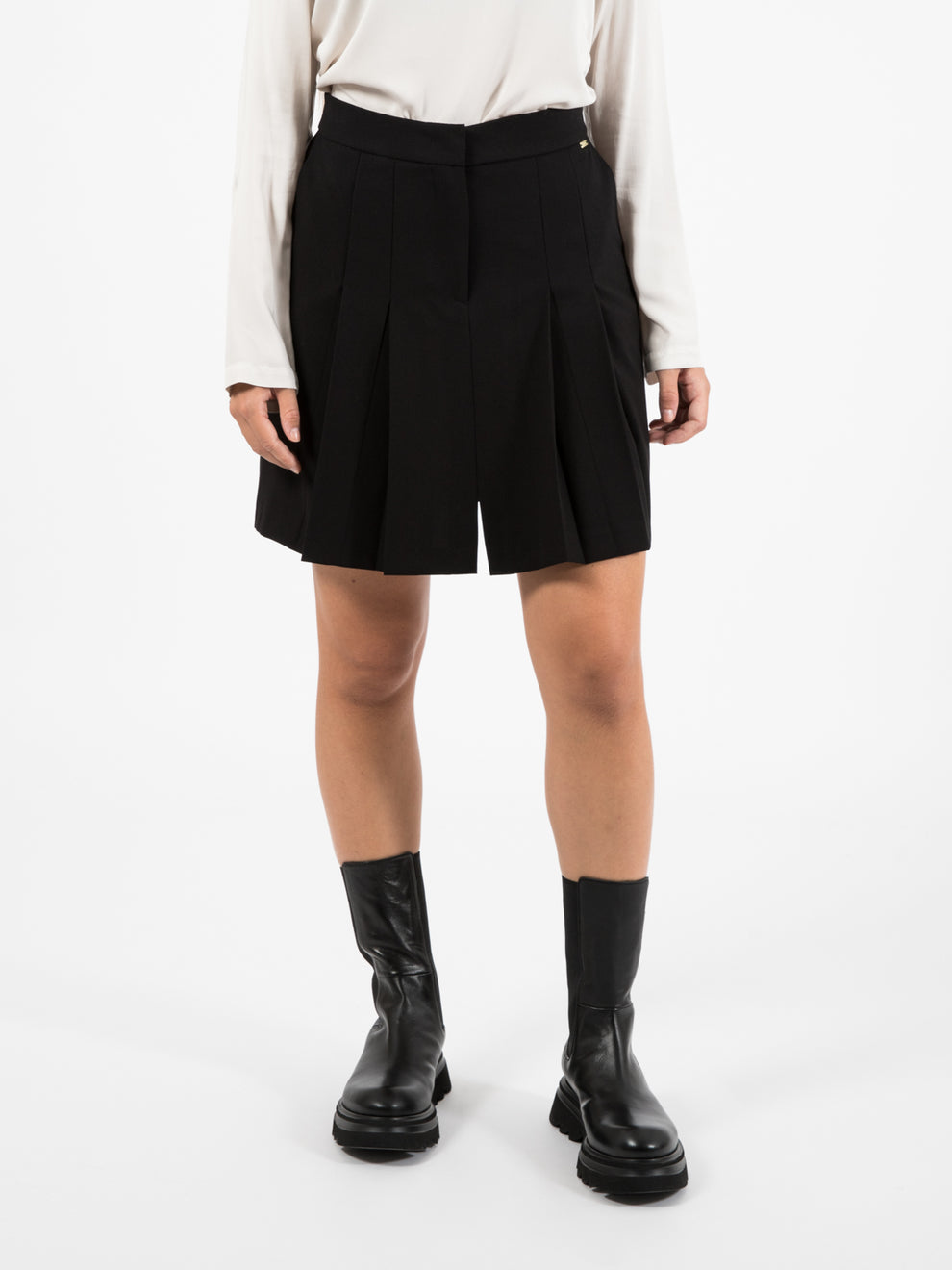 Black pleated short skirt