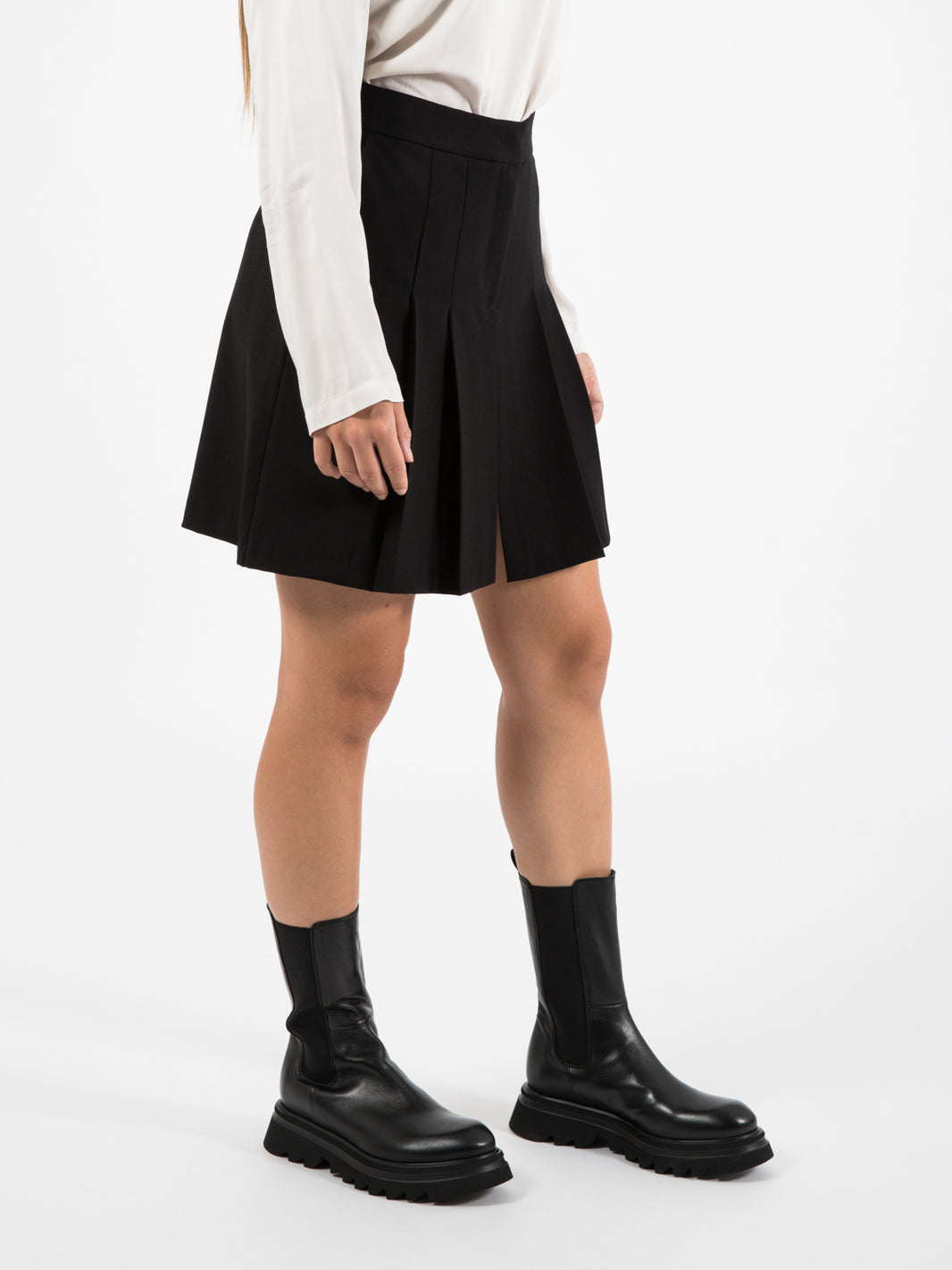 Black pleated short skirt