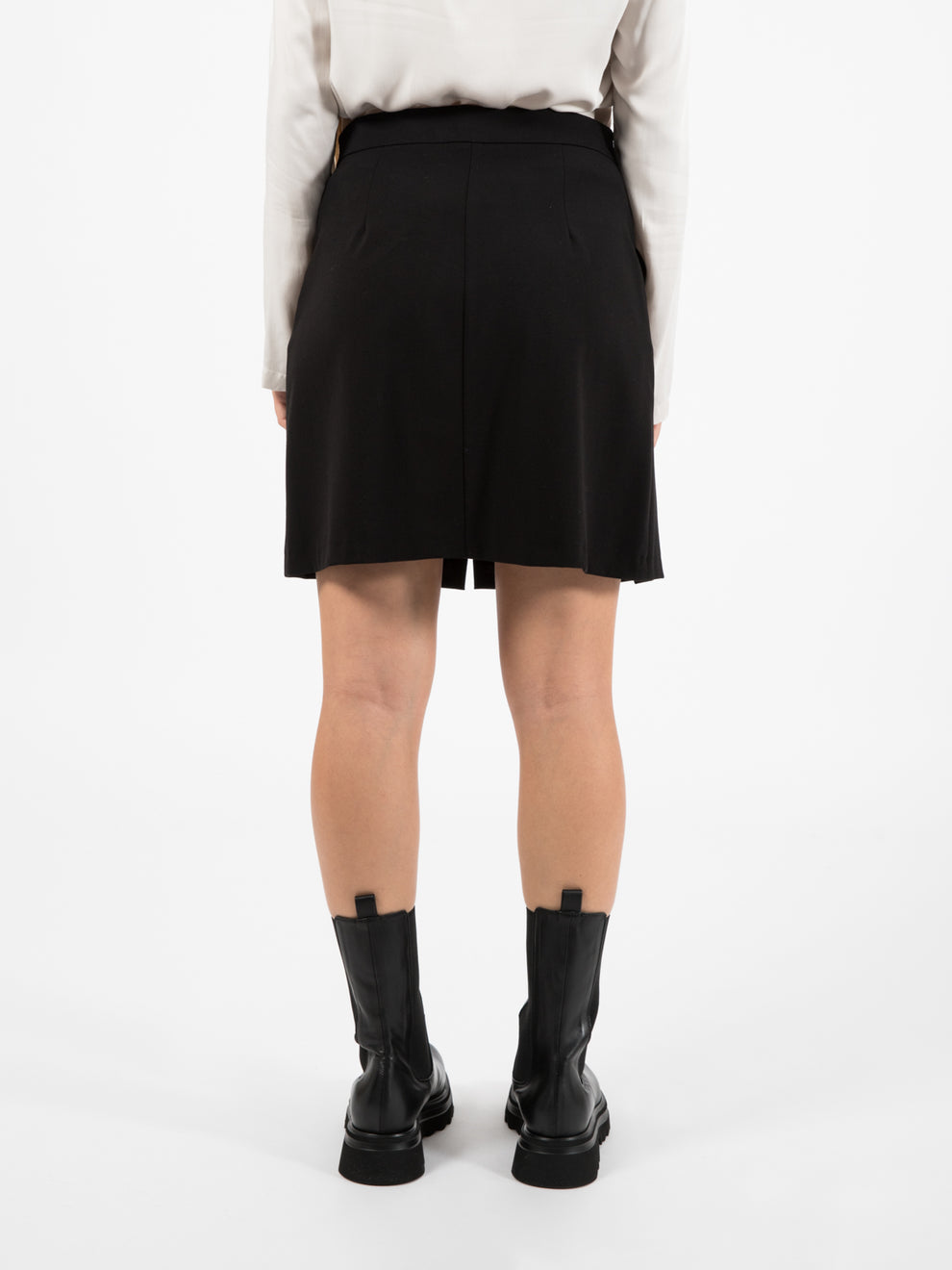 Black pleated short skirt