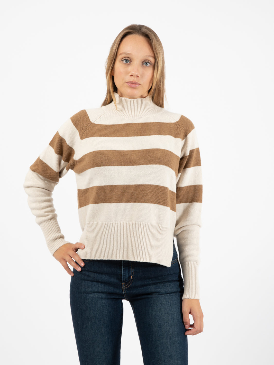 Maglione a collo alto a righe beige / cammello