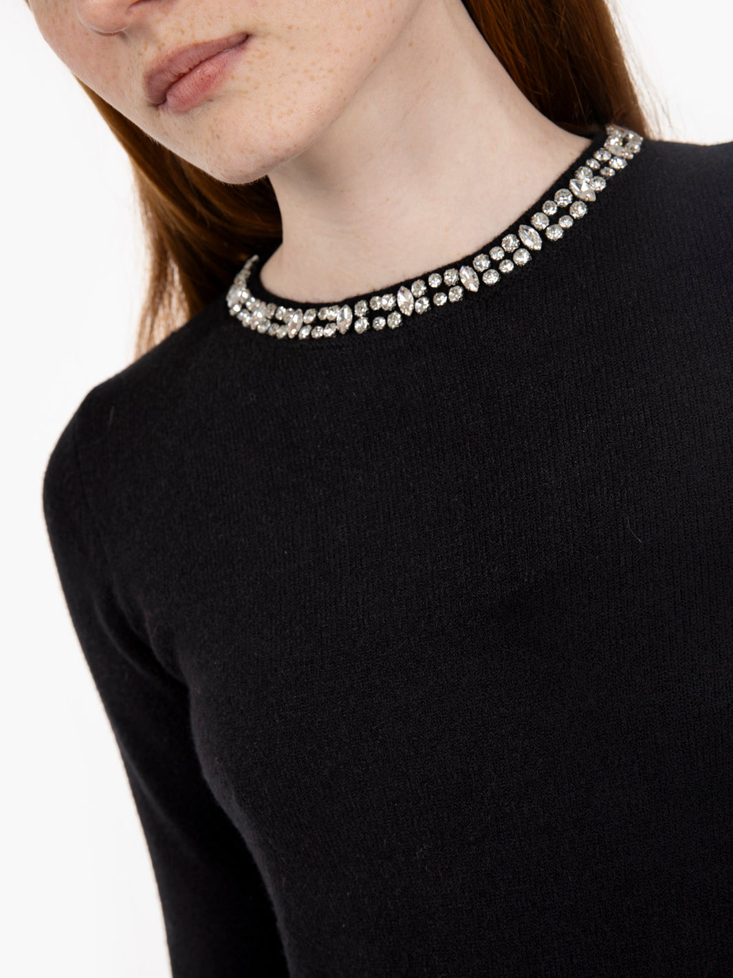 Maglione con pietrine nera