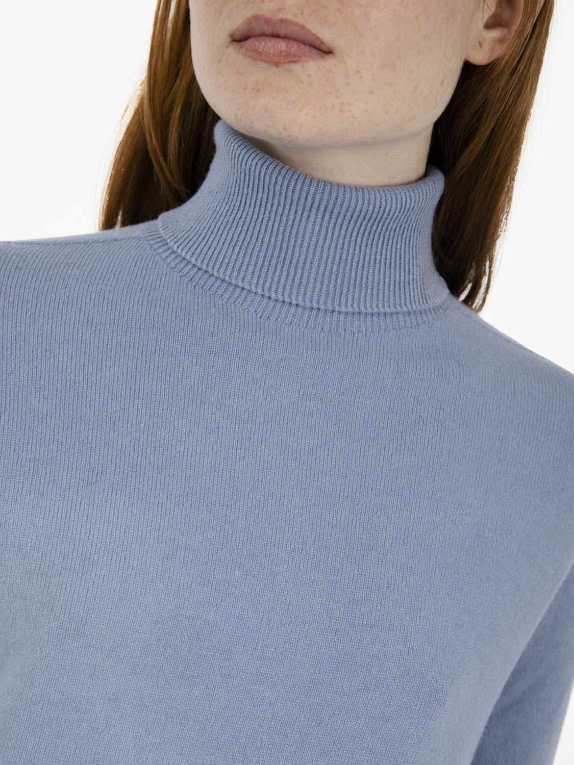 Powder wool turtleneck sweater
