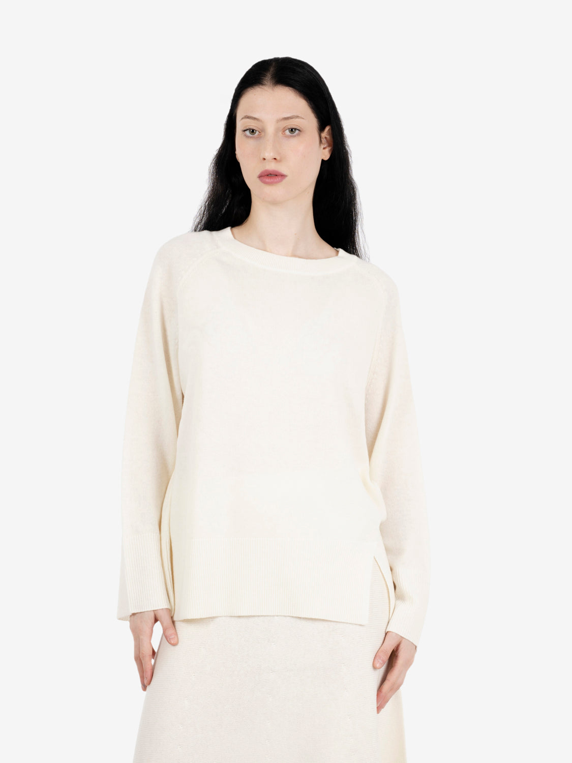 Maglione girocollo con spacco burro