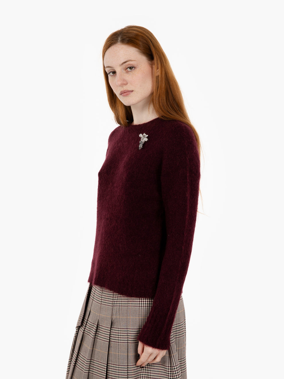 Maglione girocollo con spilla bordeaux