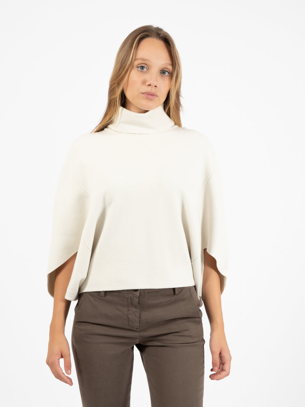 Maglione stile poncho dolcevita panna