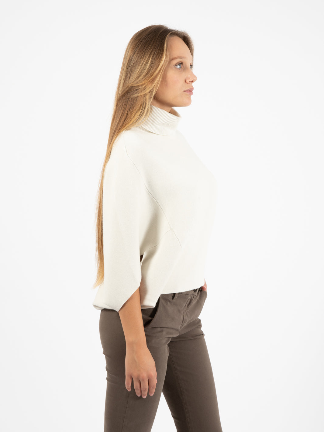 Maglione stile poncho dolcevita panna