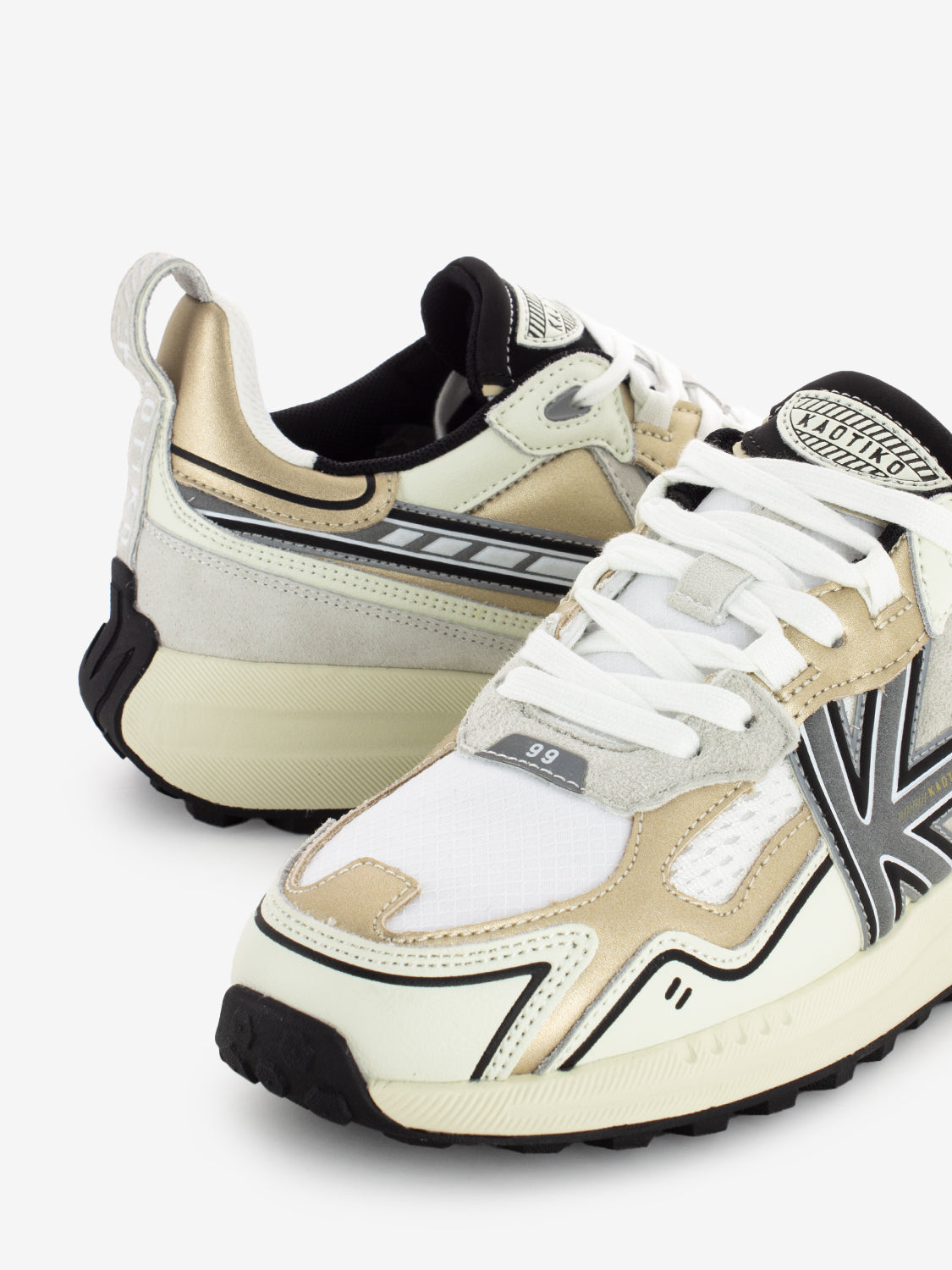 Sneakers Detroit tech gold