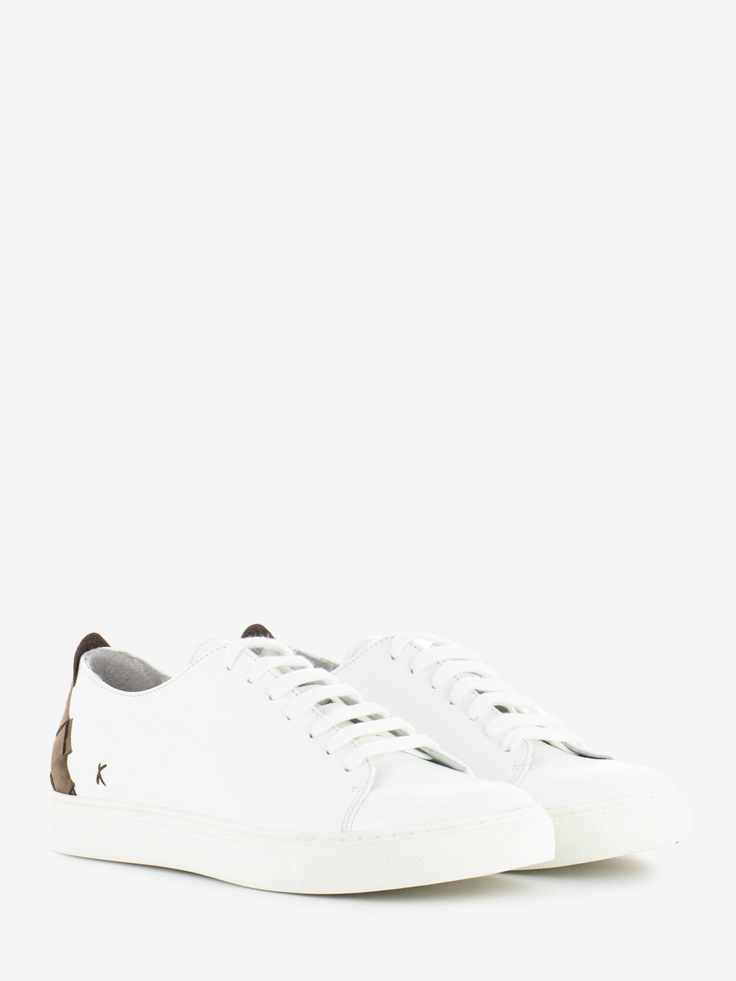 Sneakers in pelle bianca con tallone lavorato