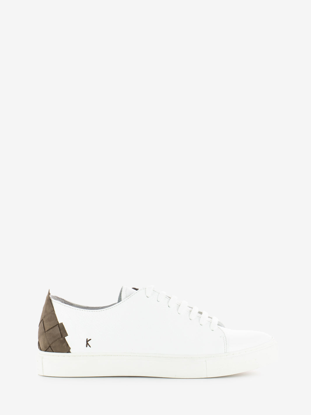 Sneakers in pelle bianca con tallone lavorato