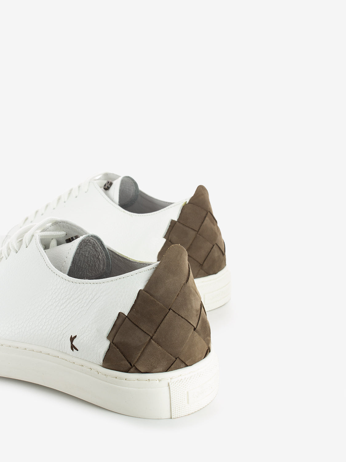 Sneakers in pelle bianca con tallone lavorato
