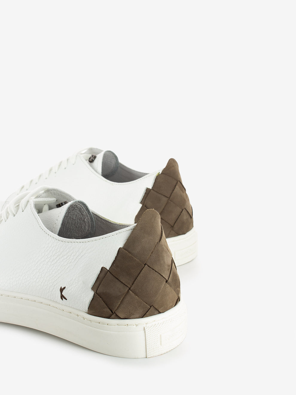 Sneakers in pelle bianca con tallone lavorato
