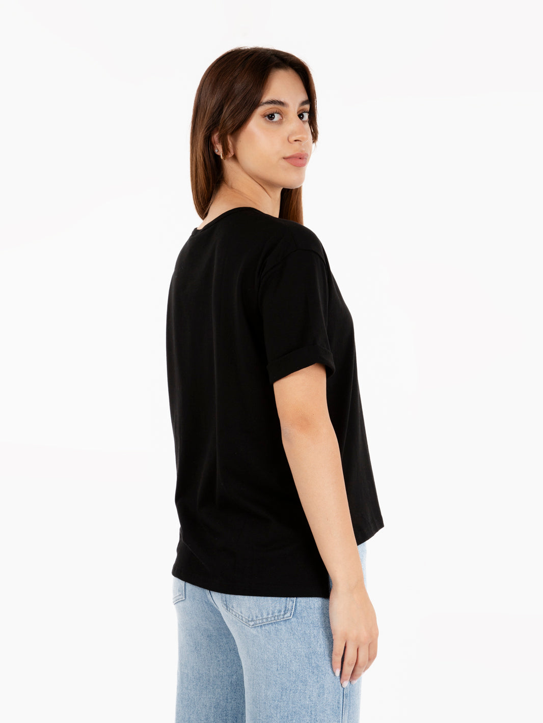 T-shirt collo ampio e taschino nero