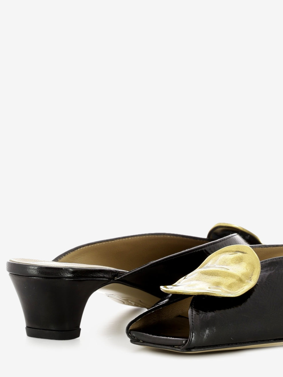 Ciabatta in pelle con accessorio nera