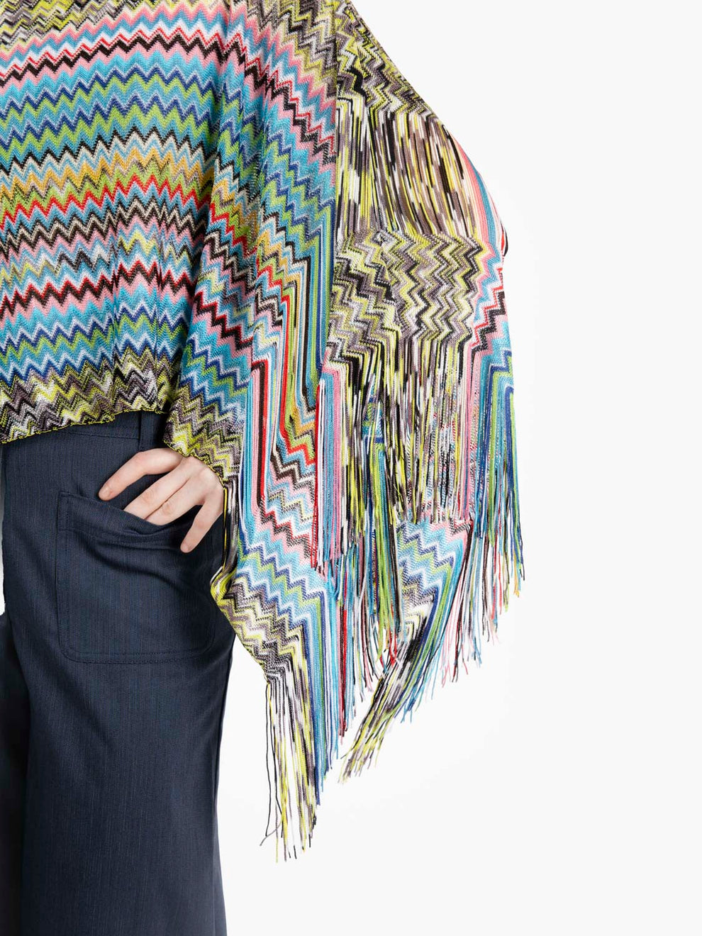 Short poncho with pink/blue fringes