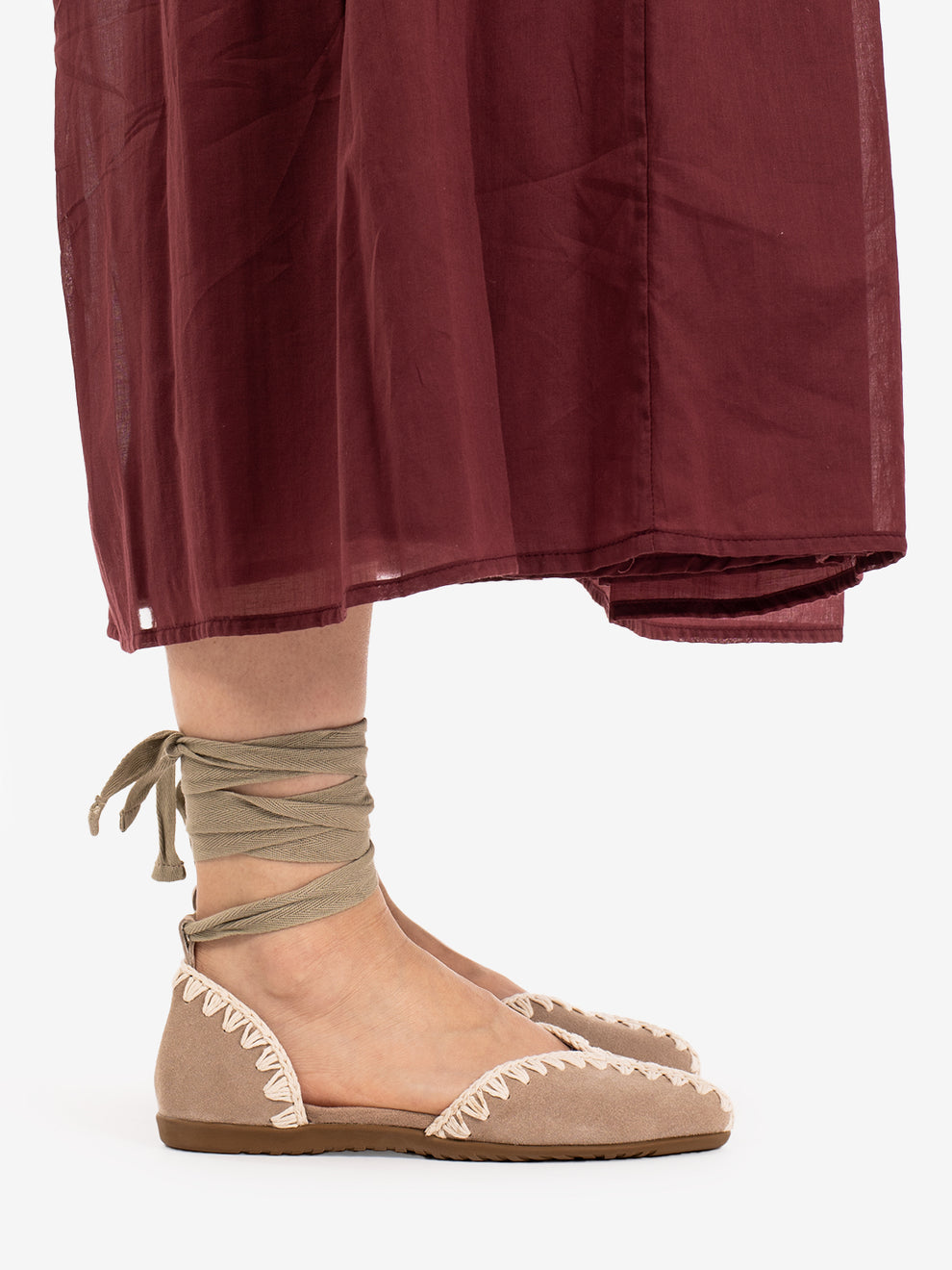 Ballerina with lace pink sand