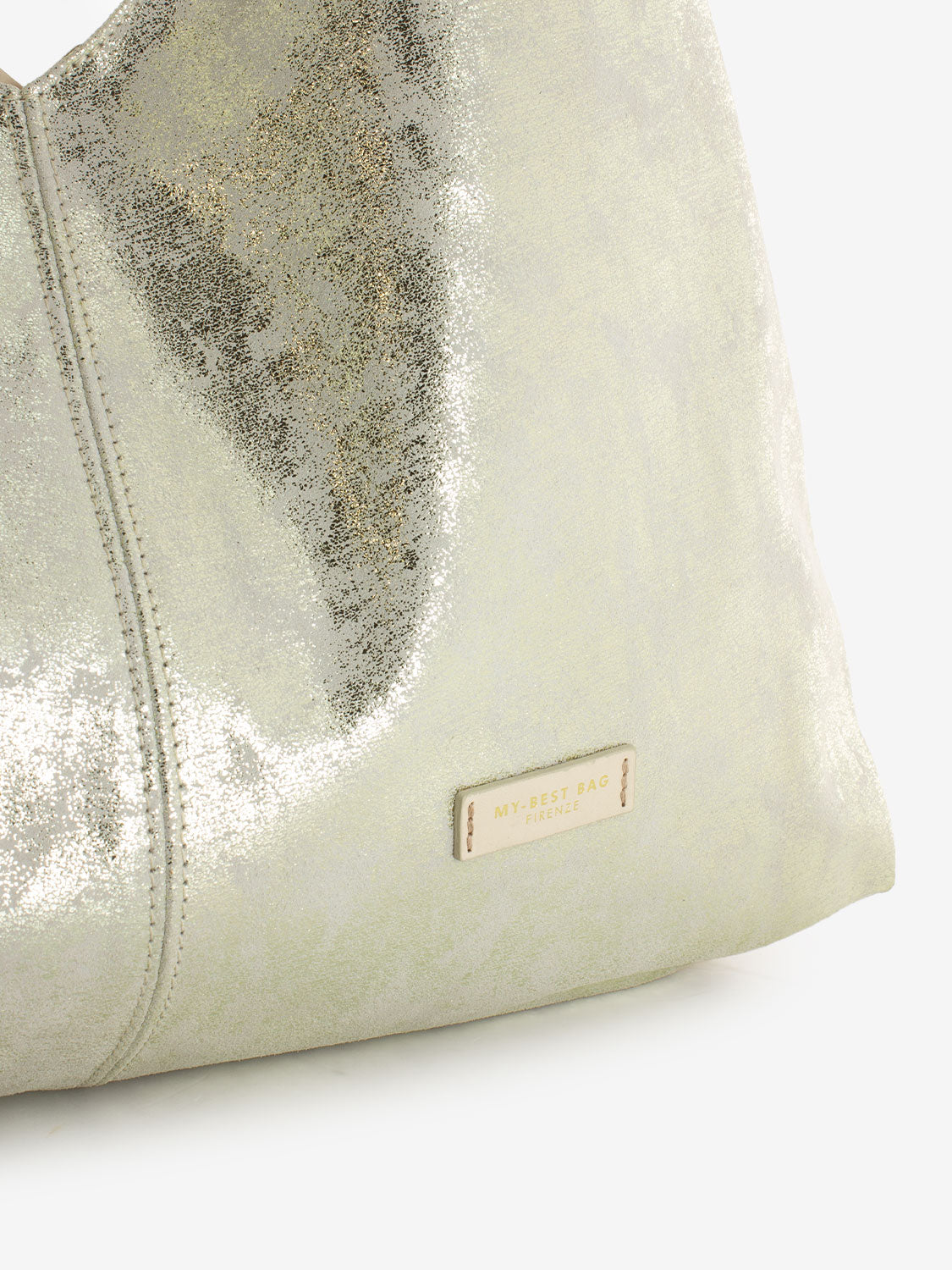 Borsa a spalla in pelle laminata latte