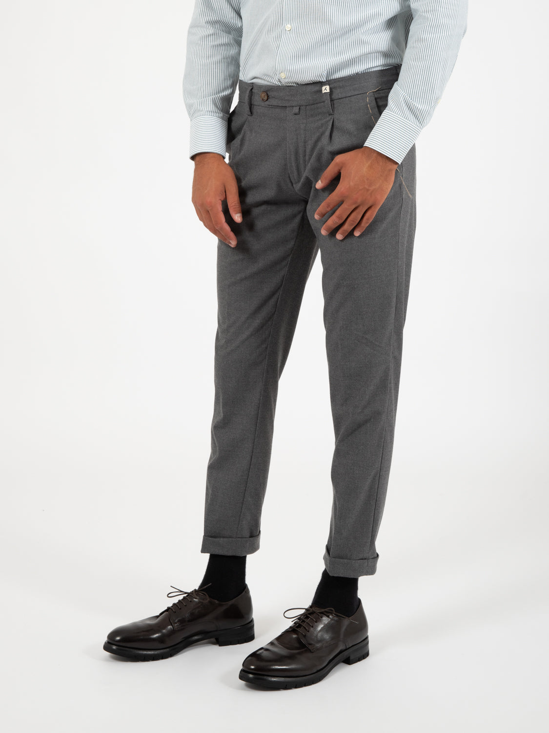 Pantaloni carrot grigi