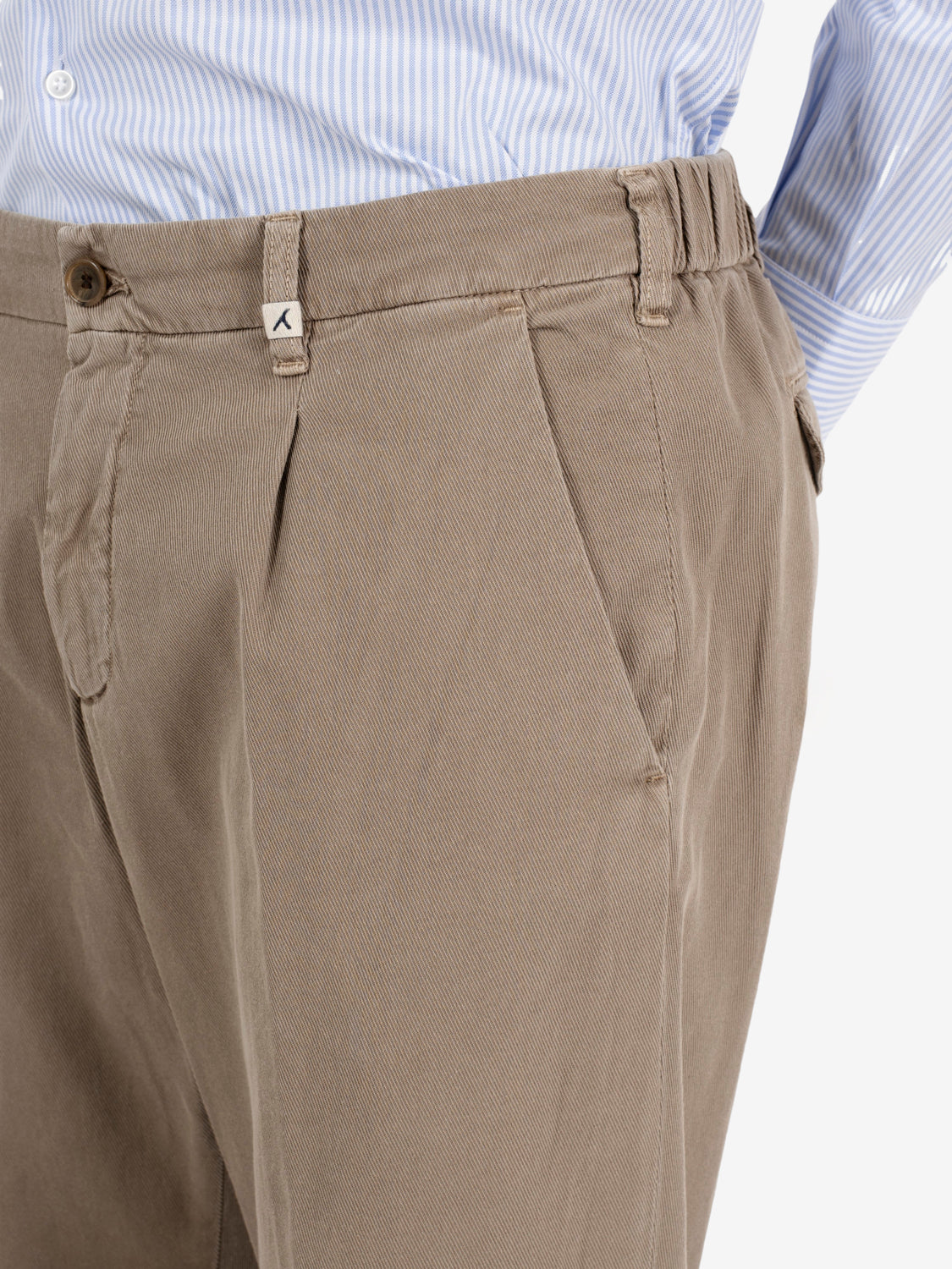 Pantaloni con pinces tortora