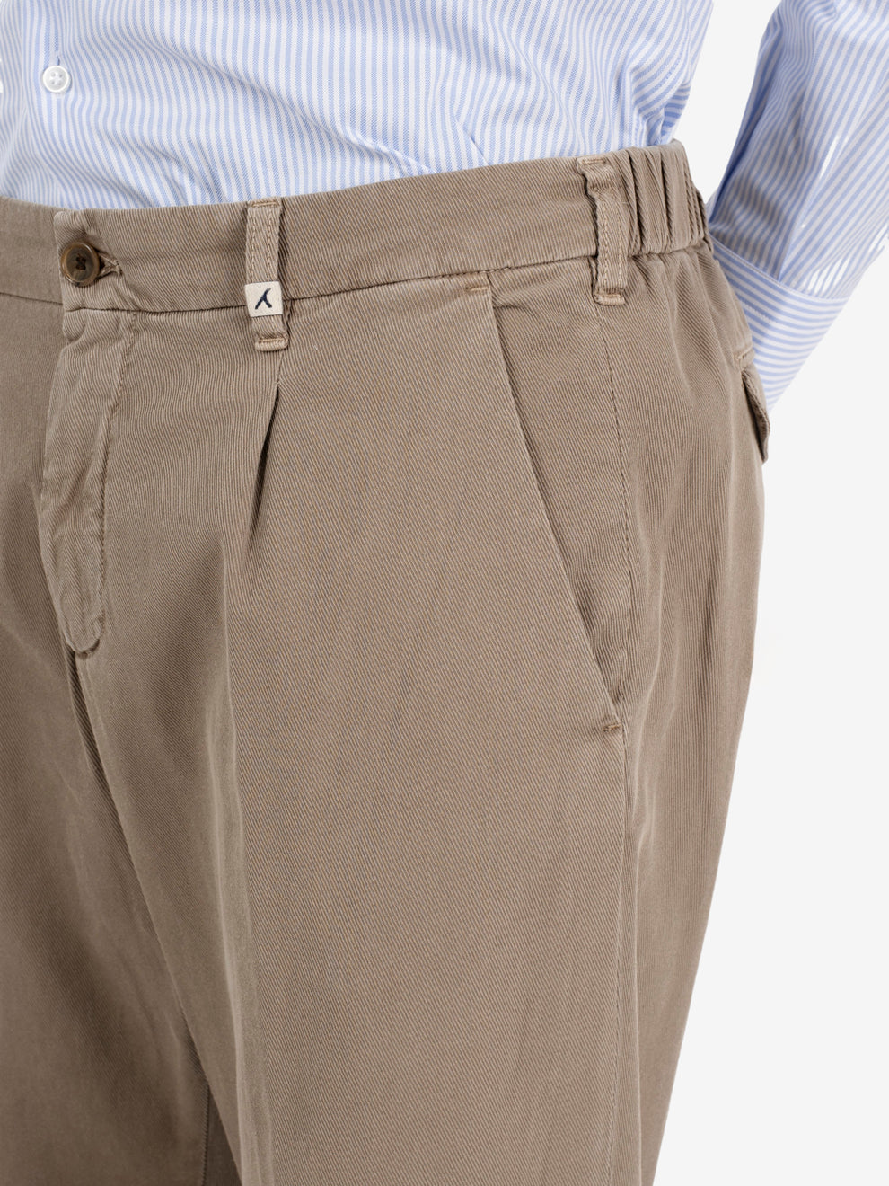 Pantaloni con pinces tortora