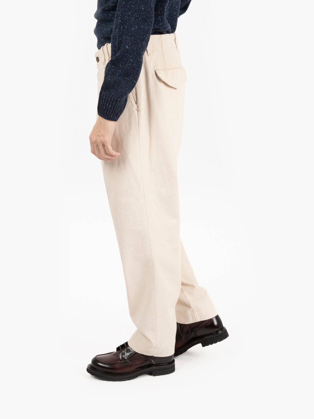 Pantaloni lunghi con maxi tasca panna