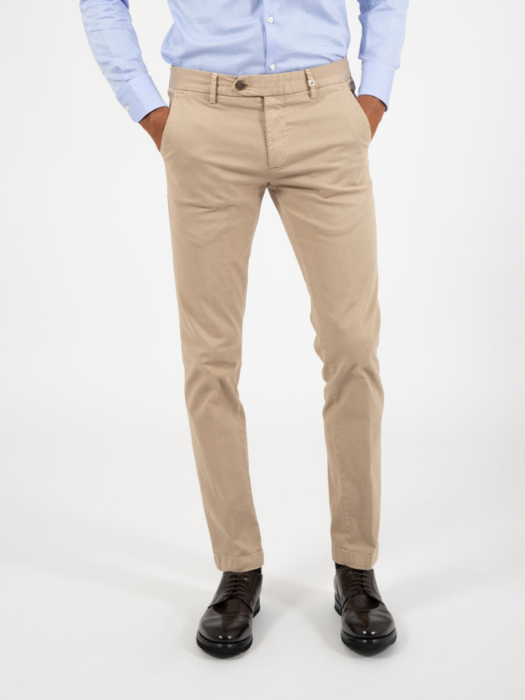 Pantaloni slim in cotone sabbia