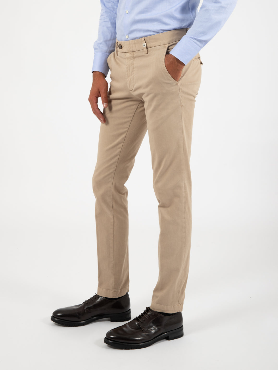 Pantaloni slim in cotone sabbia