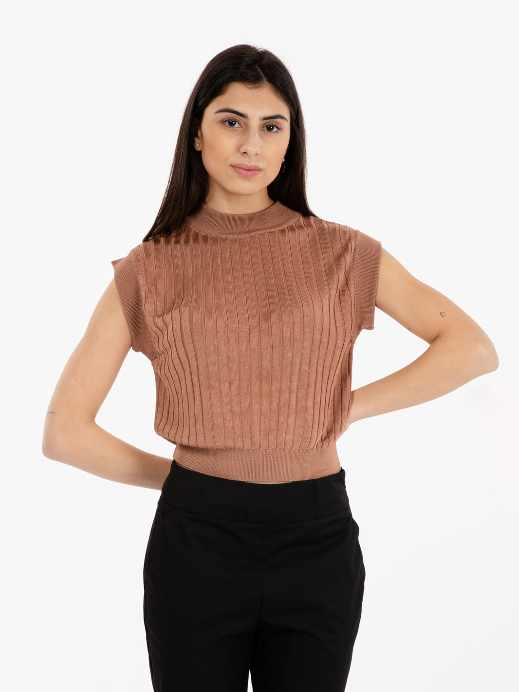 Maglia smanicata a coste beige