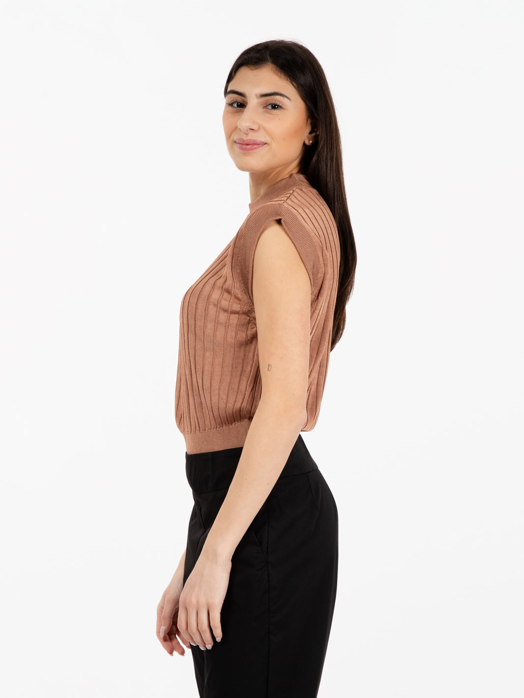 Maglia smanicata a coste beige