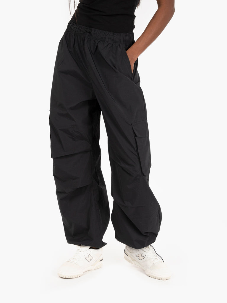 NEW BALANCE - Pantaloni parachute in nylon riciclato nero