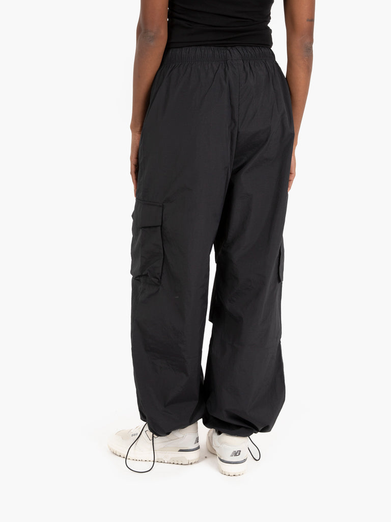 NEW BALANCE - Pantaloni parachute in nylon riciclato nero