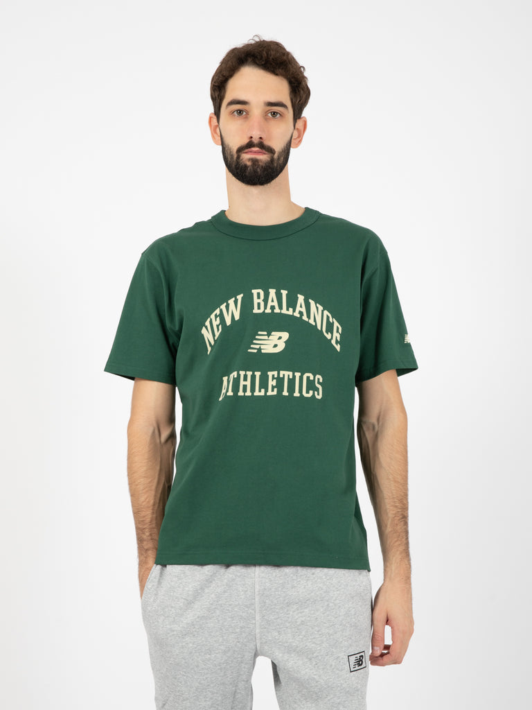 NEW BALANCE - T-shirt Athletics varsity graphic nightwatch green