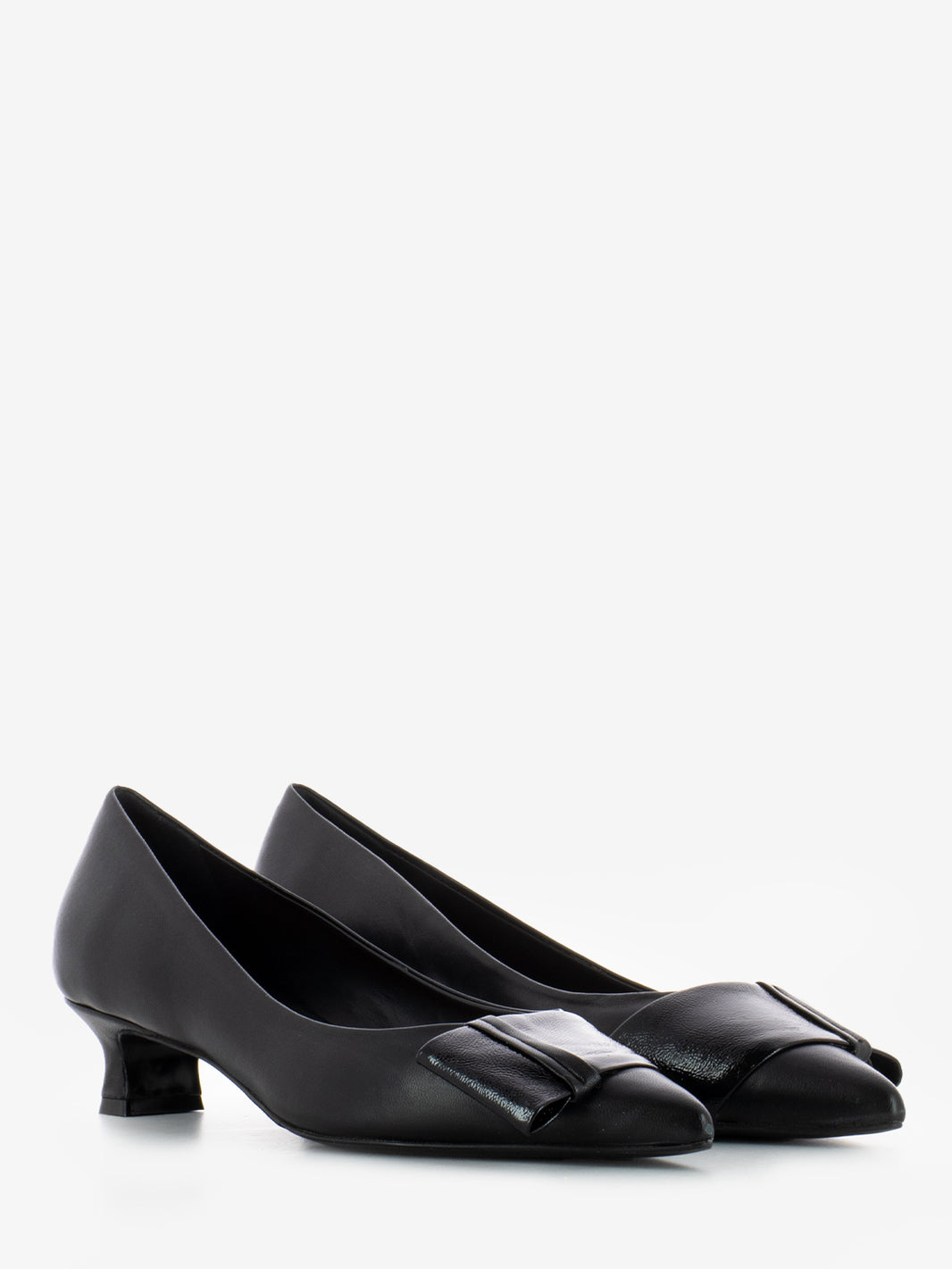 Décolleté in pelle e naplak nero