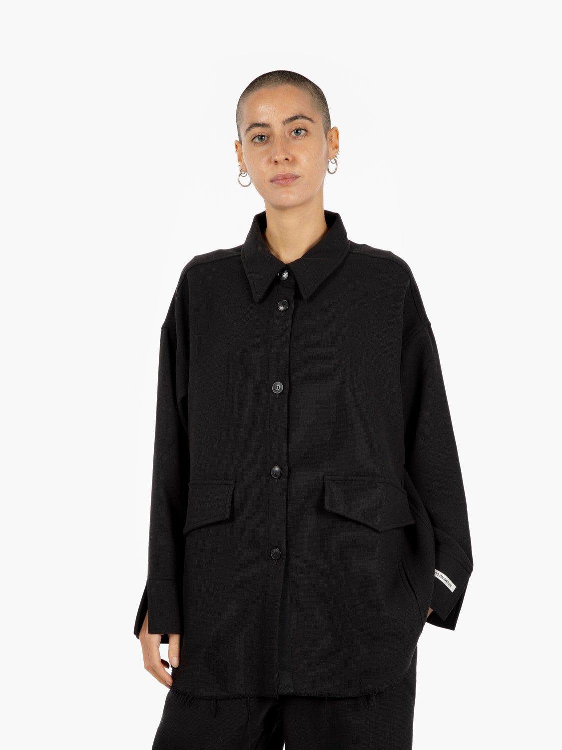 Giacca camicia con tasche e orlo sfrangiato nera