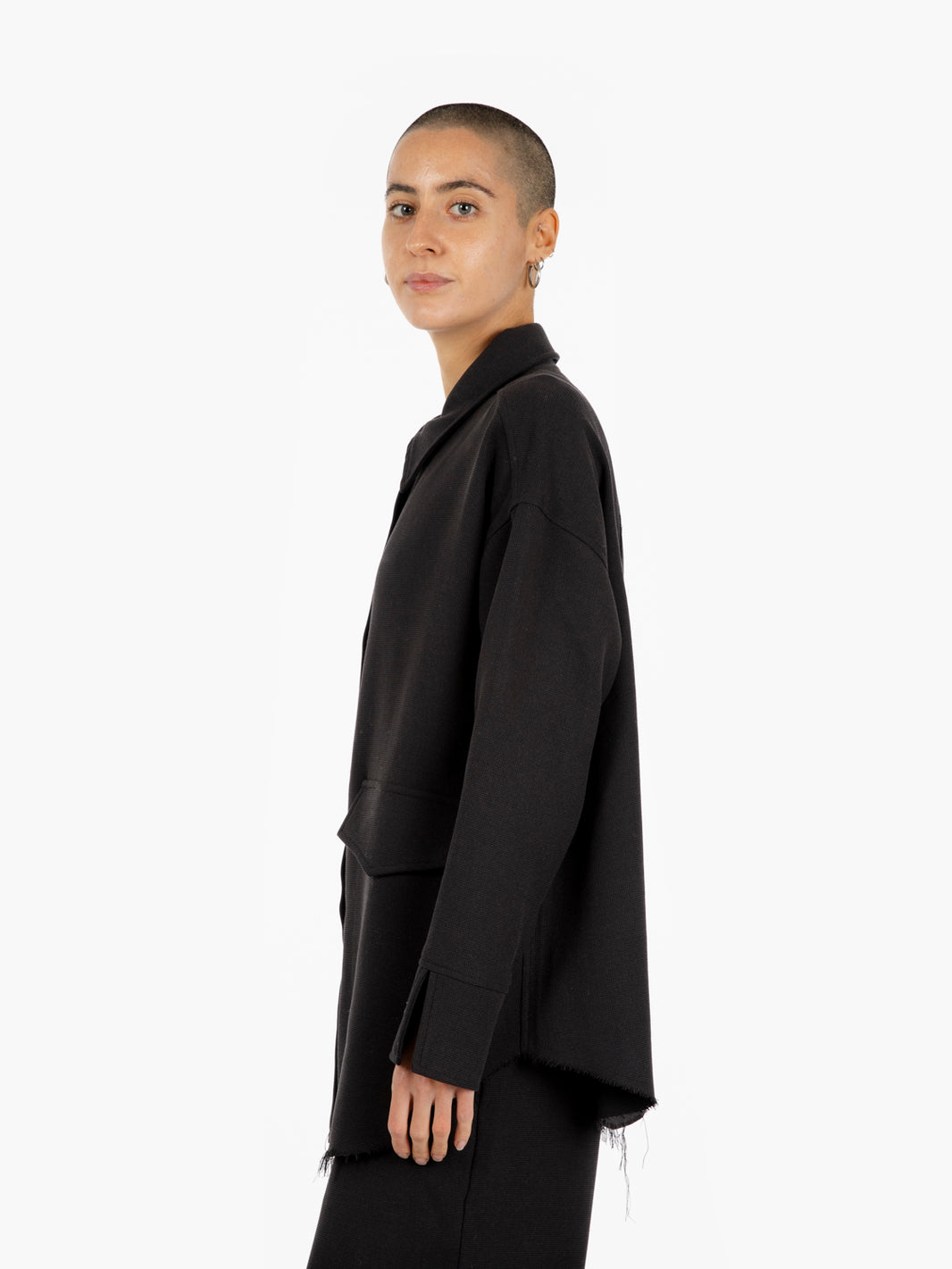 Giacca camicia con tasche e orlo sfrangiato nera