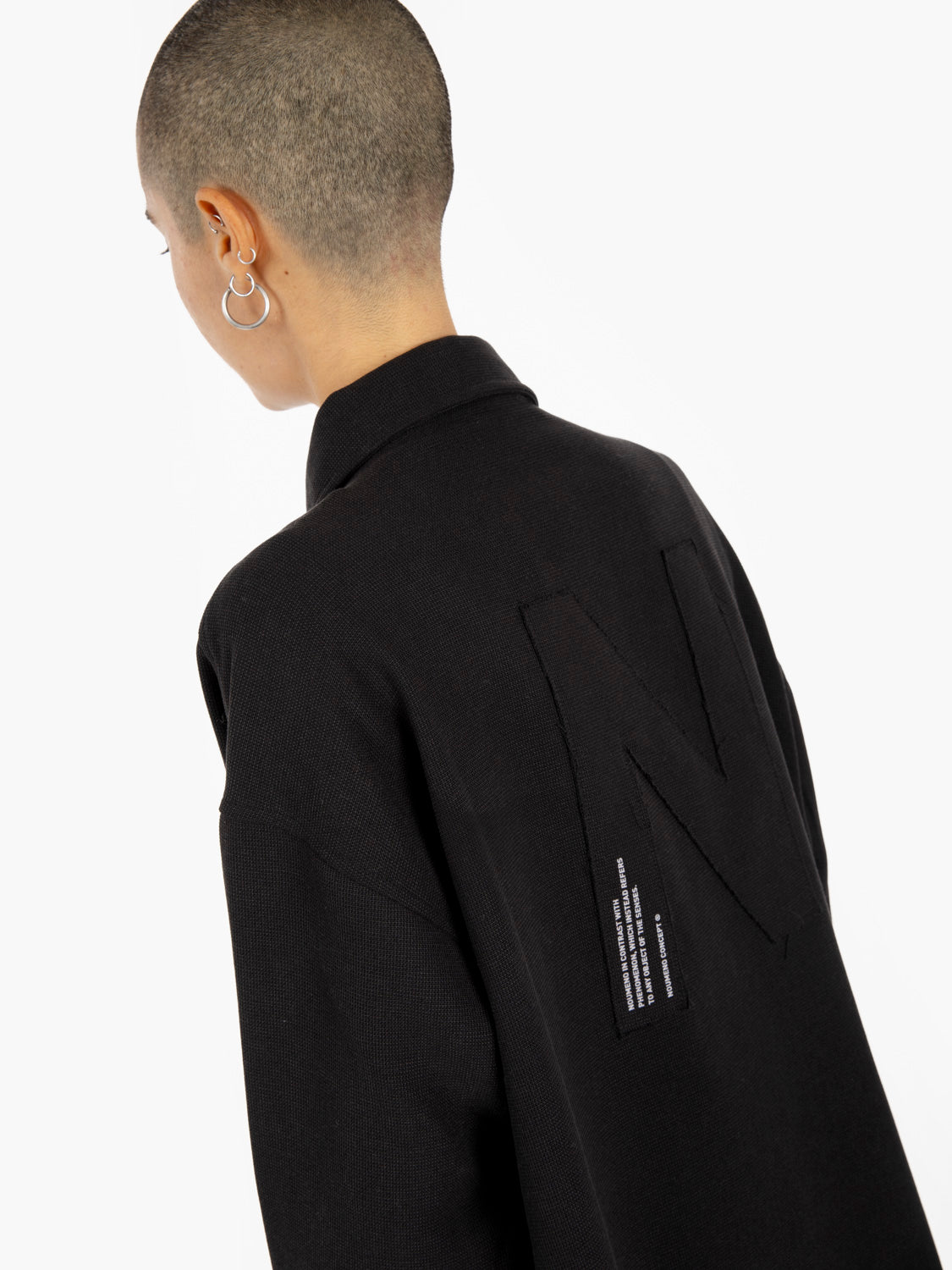 Giacca camicia con tasche e orlo sfrangiato nera