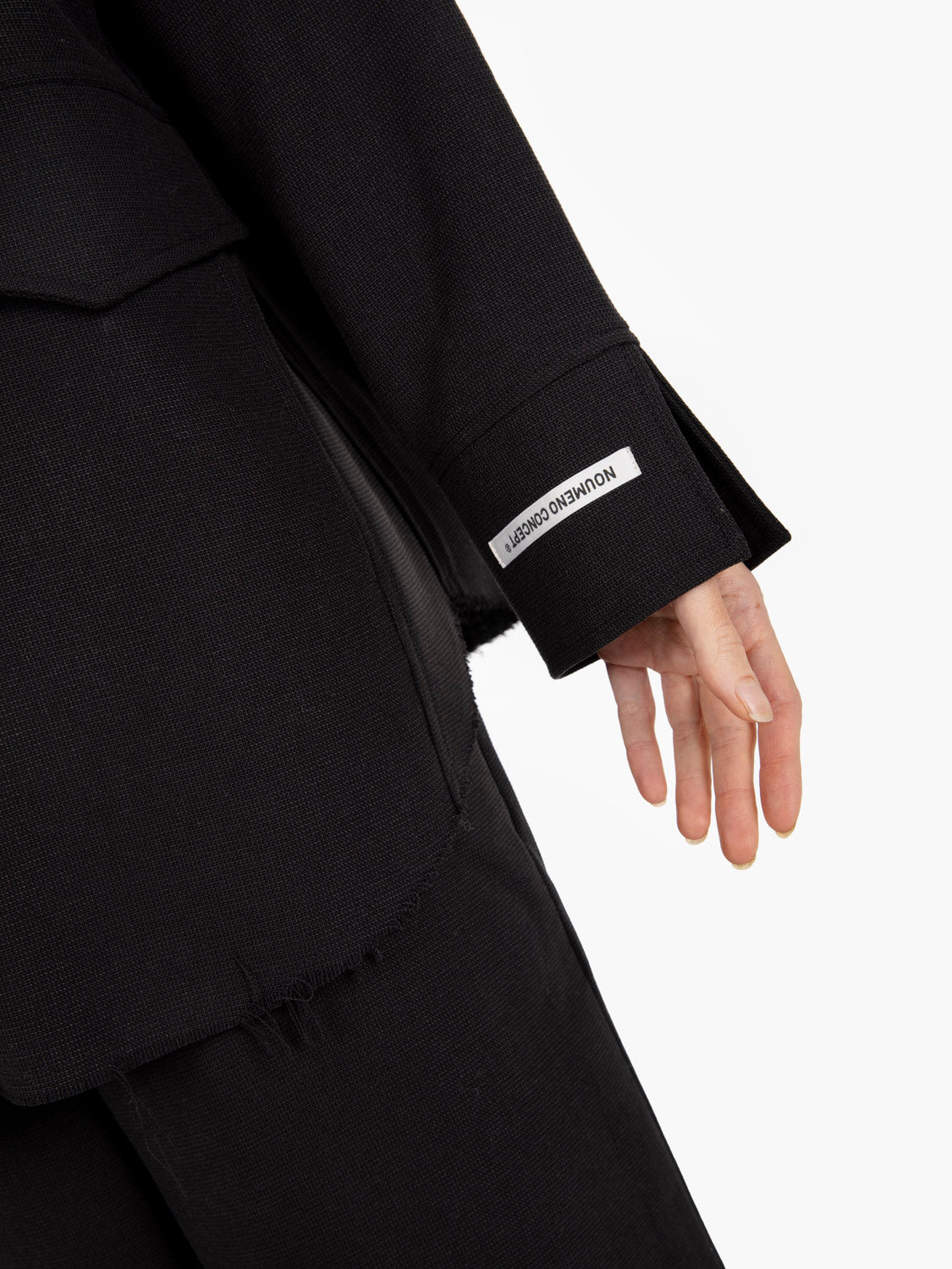 Giacca camicia con tasche e orlo sfrangiato nera