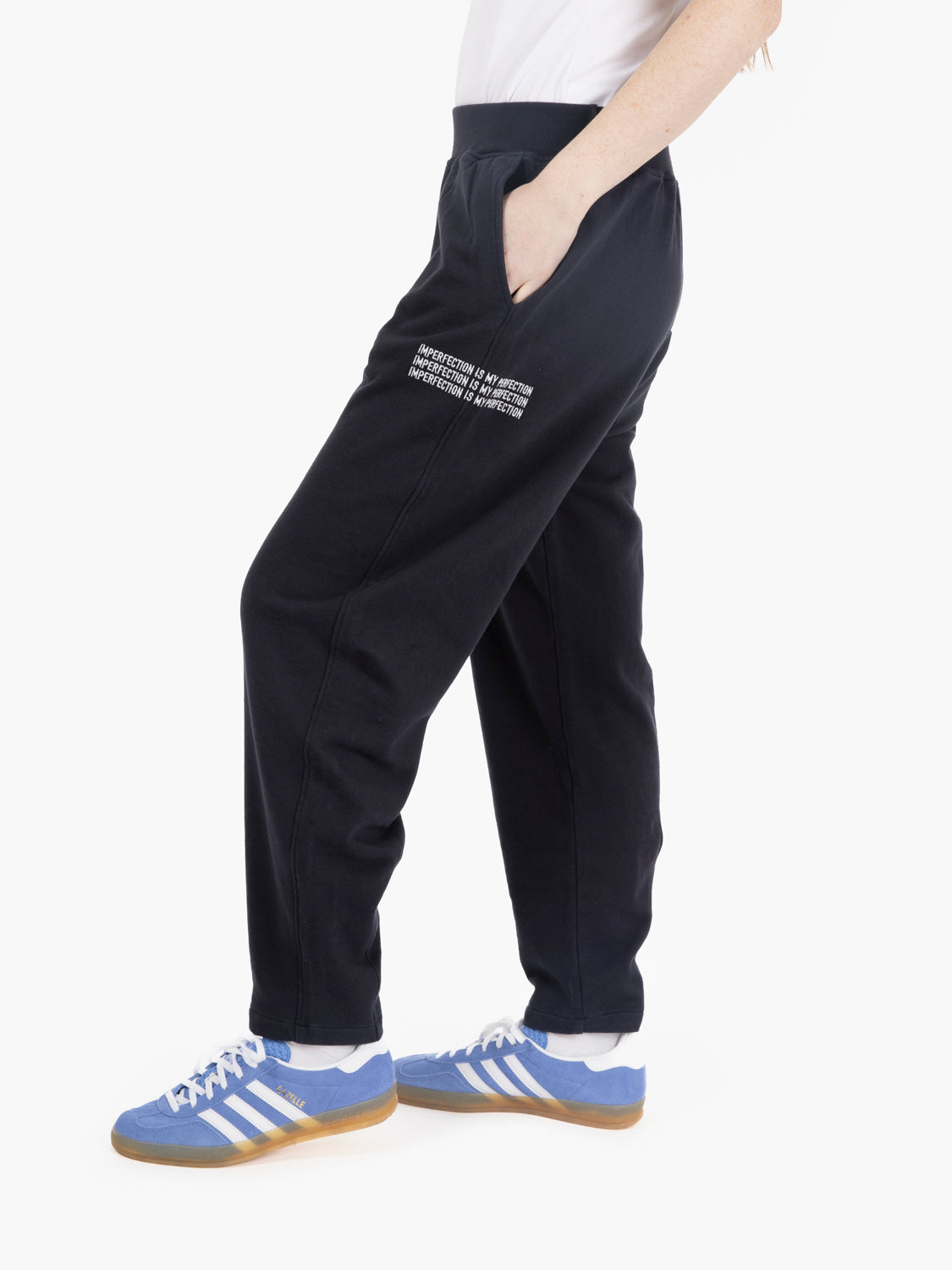 Pantaloni con pinces sul fondo blu