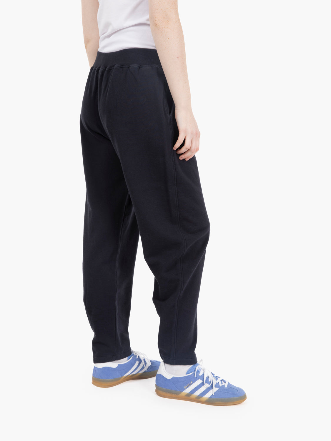 Pantaloni con pinces sul fondo blu