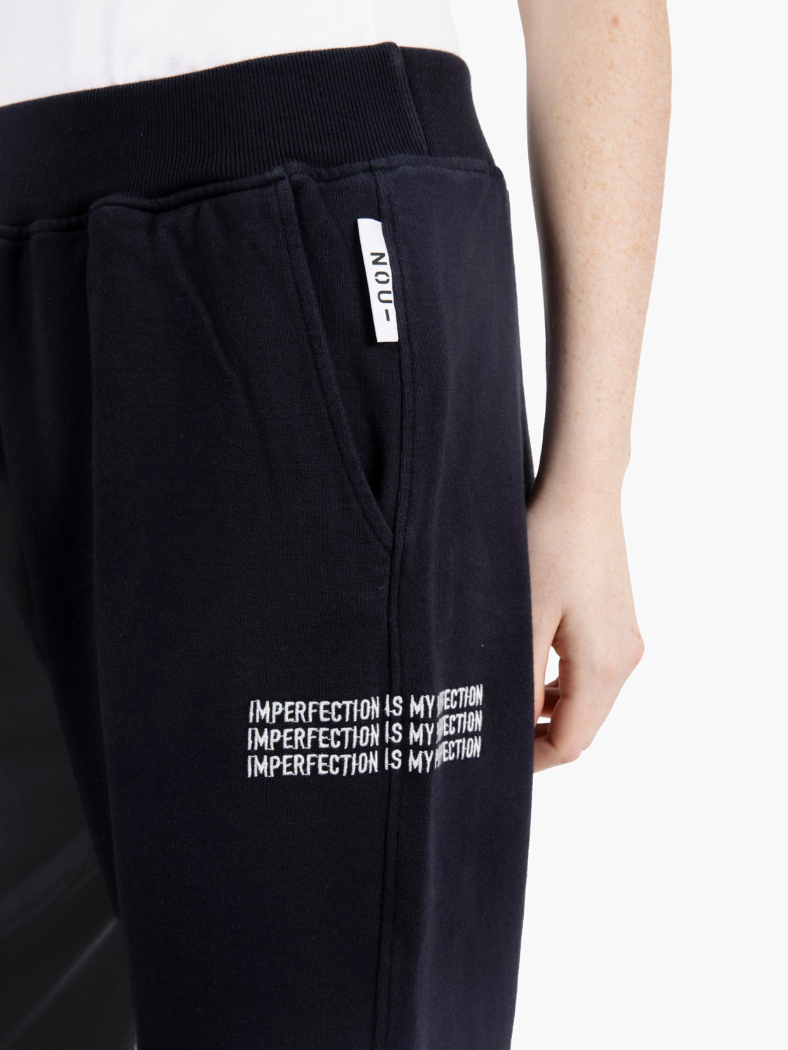 Pantaloni con pinces sul fondo blu