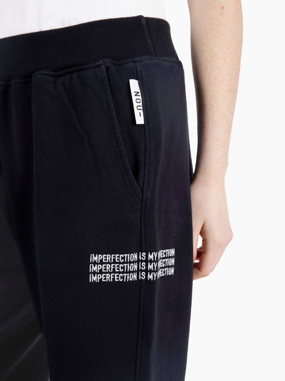 Pantaloni con pinces sul fondo blu