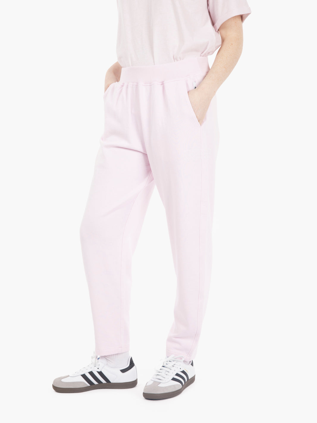 Pantaloni con pinces sul fondo rosa