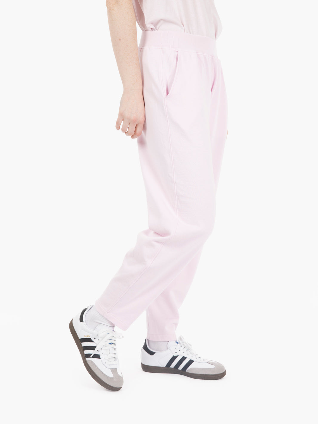 Pantaloni con pinces sul fondo rosa