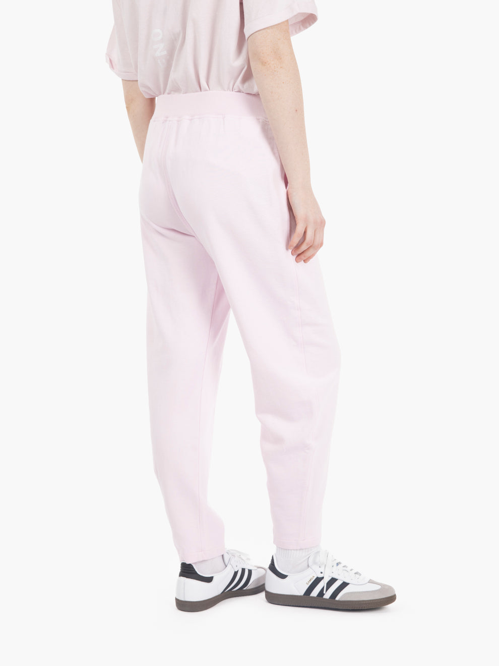Pantaloni con pinces sul fondo rosa