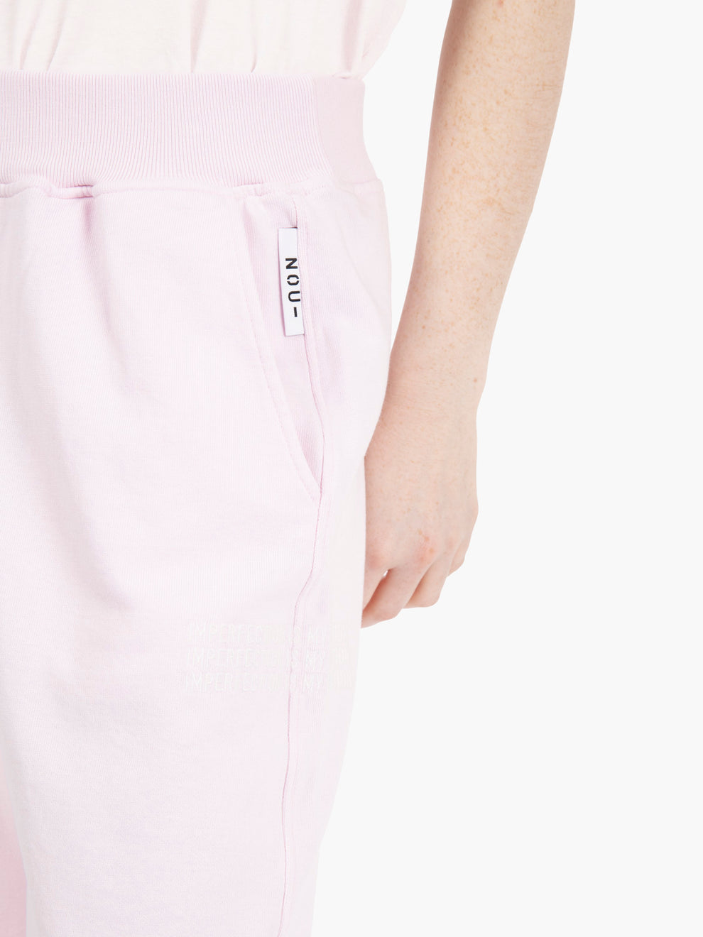 Pantaloni con pinces sul fondo rosa