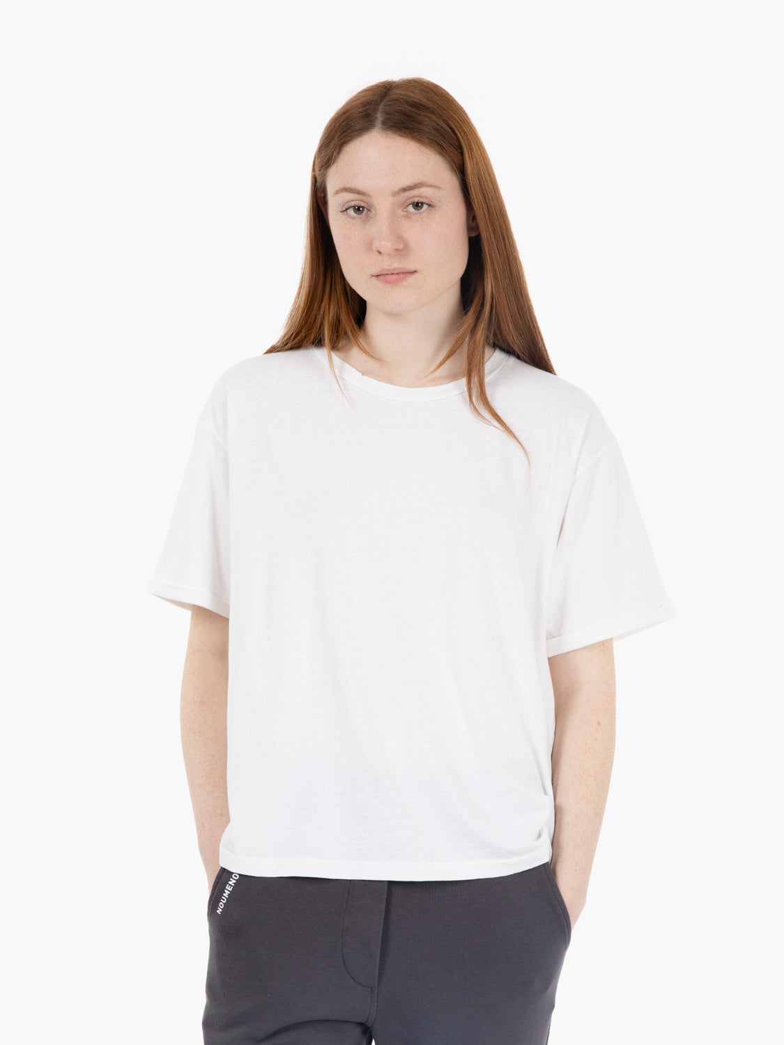 T-shirt girocollo con spacco e grafica sul retro bianco